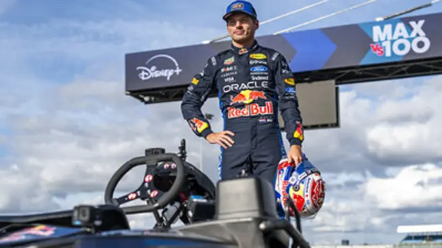 Макс Ферстаппен обогнал все 100 картов за 14 кругов в гонке Red Bull Max vs 100.